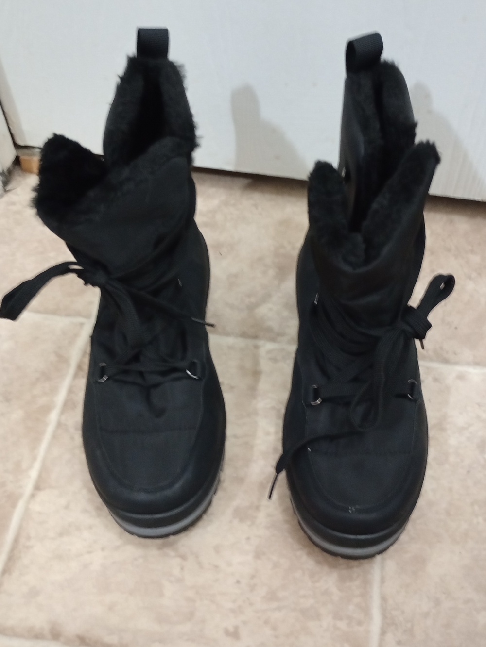 Rominz black platform snow boots faux fur lining and lace-up closures. Size 9